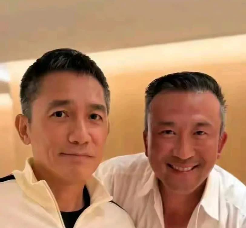 如果问这两位谁更帅，100%的人会说右边的大叔更帅，真的，梁朝伟和他在一起完全被