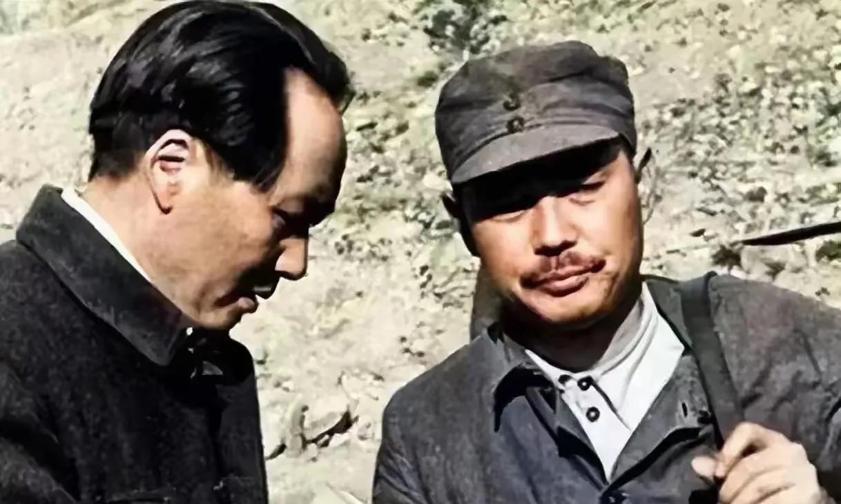 珍贵的老照片分享。
1944年3月，毛泽东主席和陈毅在延安，陈毅到延安汇报华中工