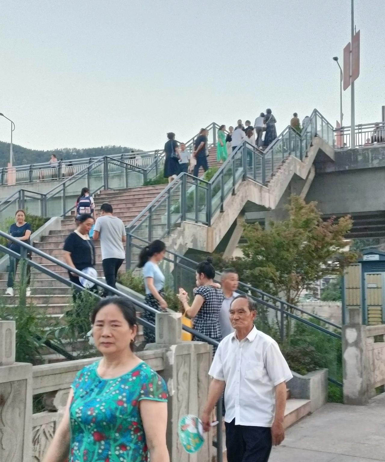 #随手拍张照#每至夏晚，宣漢張家壩大橋上橋轉梯處，總是涼風最勁道，聲影最熱鬧！