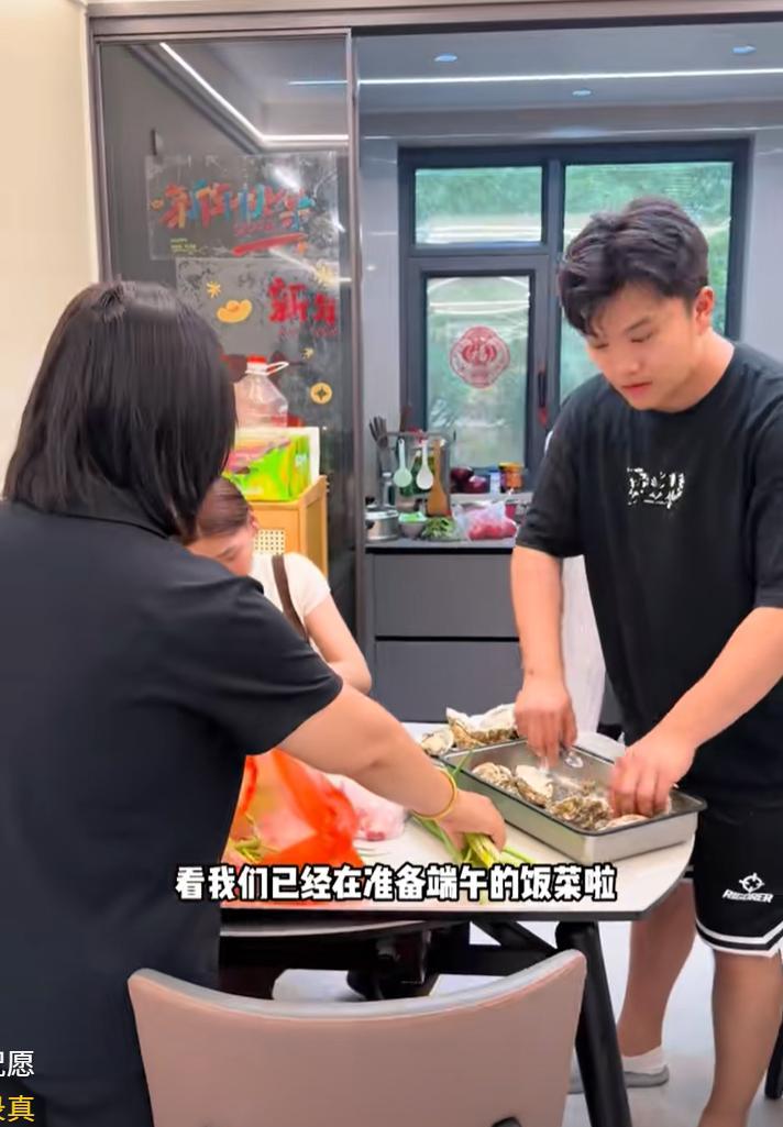 感觉解清帅的心理好强大呀，也可以说是脸皮厚，难怪他能赚上直播带货的钱。



最