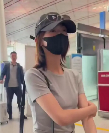 吴谨言产后现身机场 紧身T恤尽显纤细身材