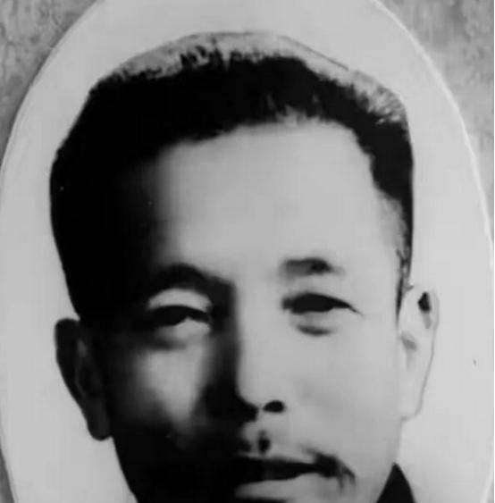 1955年，一个走江湖的男子故意让毒蛇咬自己的舌头，紧接着直接咬掉蛇头，谁料，一