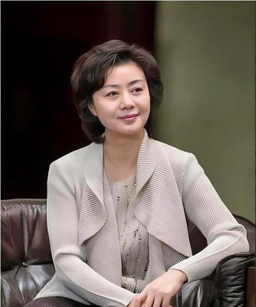 京剧美人李胜素，气质好，知性优雅，端庄大气，落落大方的长相，是很多男人的偶像。