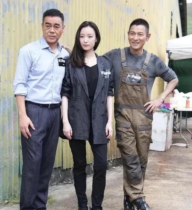 左右两边的两位男演员都红得发紫，没有一个人不认识的，就中间的这一位默默无闻，你能