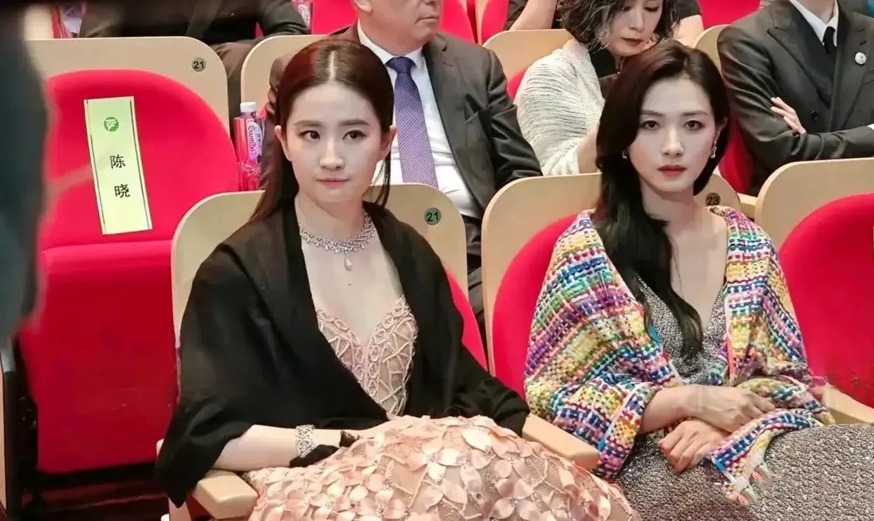 我拿着这张照片去问13岁的女儿，谁更漂亮？ 女儿只看了两秒，便脱口而出：右边那个