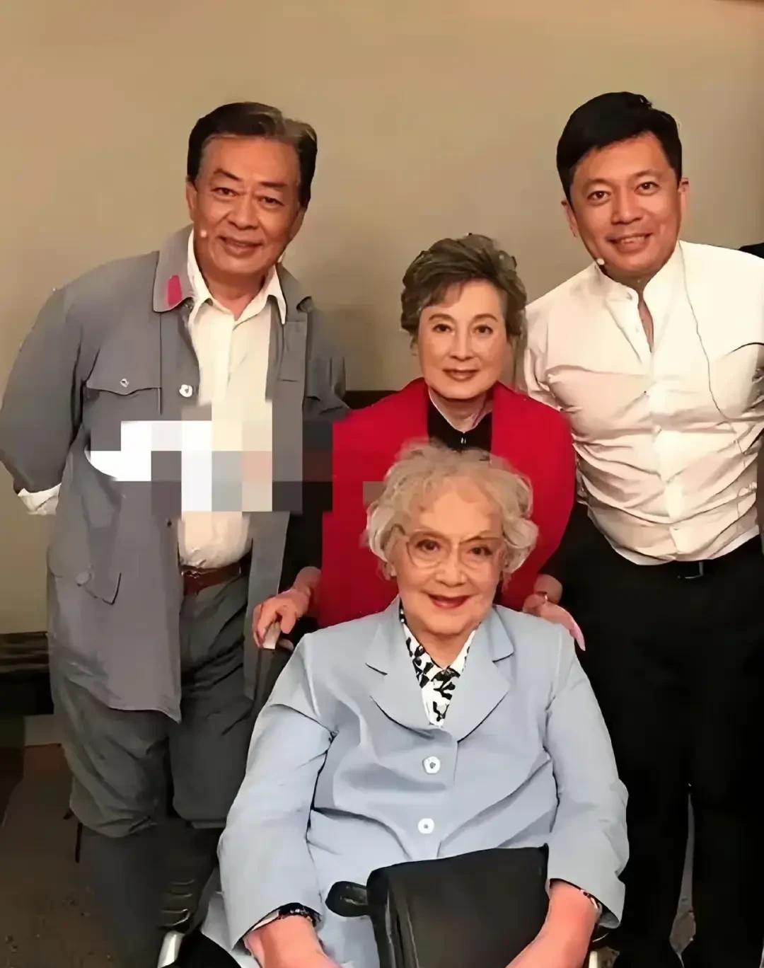 左边的是老戏骨王诗槐，右边那个是何政军，坐在前面的是老艺术家王丹凤，而中间穿红色