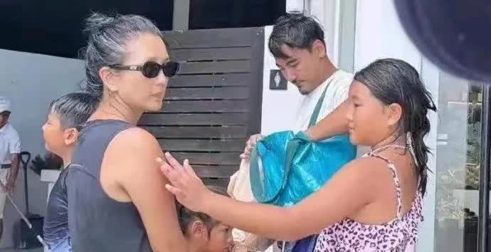 大跌眼镜，何洁成这样了？满头白发，这才几岁啊？
她是我见到的女人中最爱生孩子的