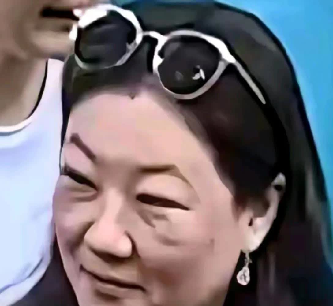 伏明霞的花期太短了，才40来岁就花容失色老气横秋啦，果然嫁给年龄太大的人，也会让