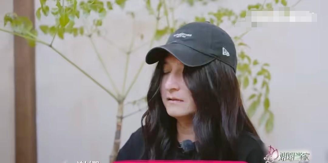 哈哈，李维头戴假发，放飞自我。
他一边用左手当话筒，一边在唱伍佰的歌。虽然唱的不
