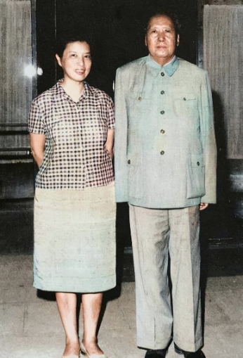 毛主席与一名女性的合影，此人气质出众，你认得她是谁吗？

50 年代的某天，毛主