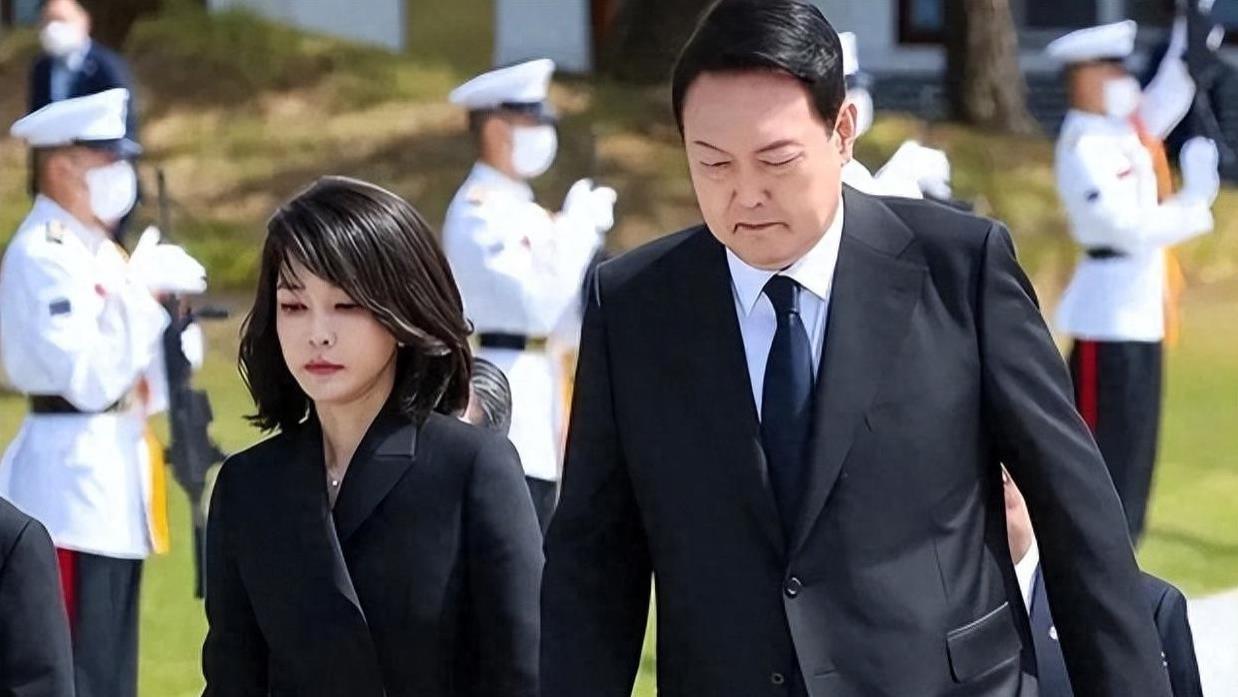 尹锡悦民调上涨！金建希松口气，恢复饮食