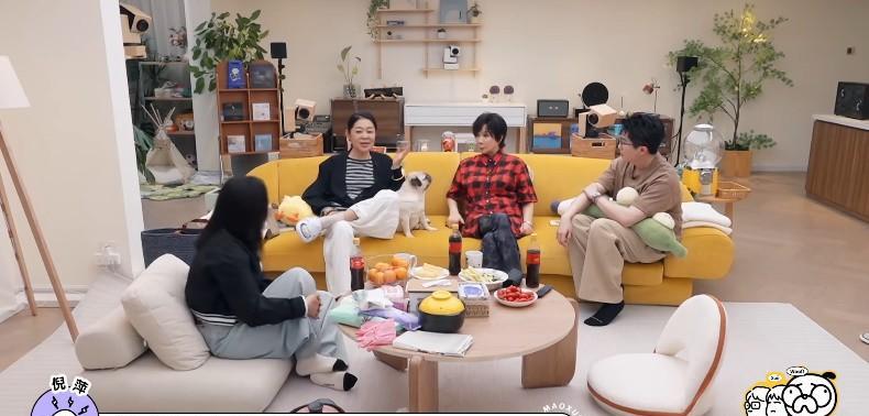 倪萍说：她刚到台里的时候，只有7个主持人，也是运气好，王刚和成方圆不做了，我临时