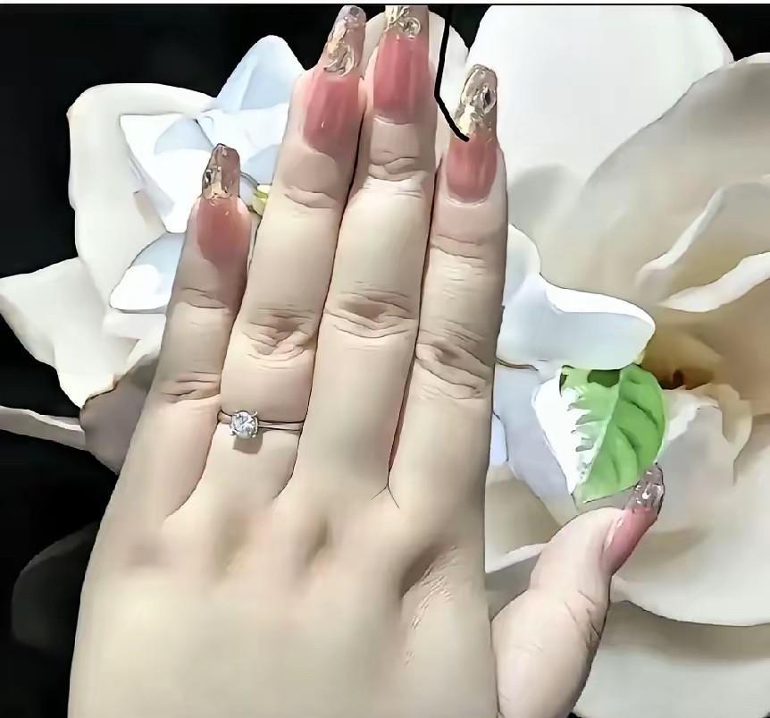 如今年轻人哪有不做手的？
这样的手还做饭？