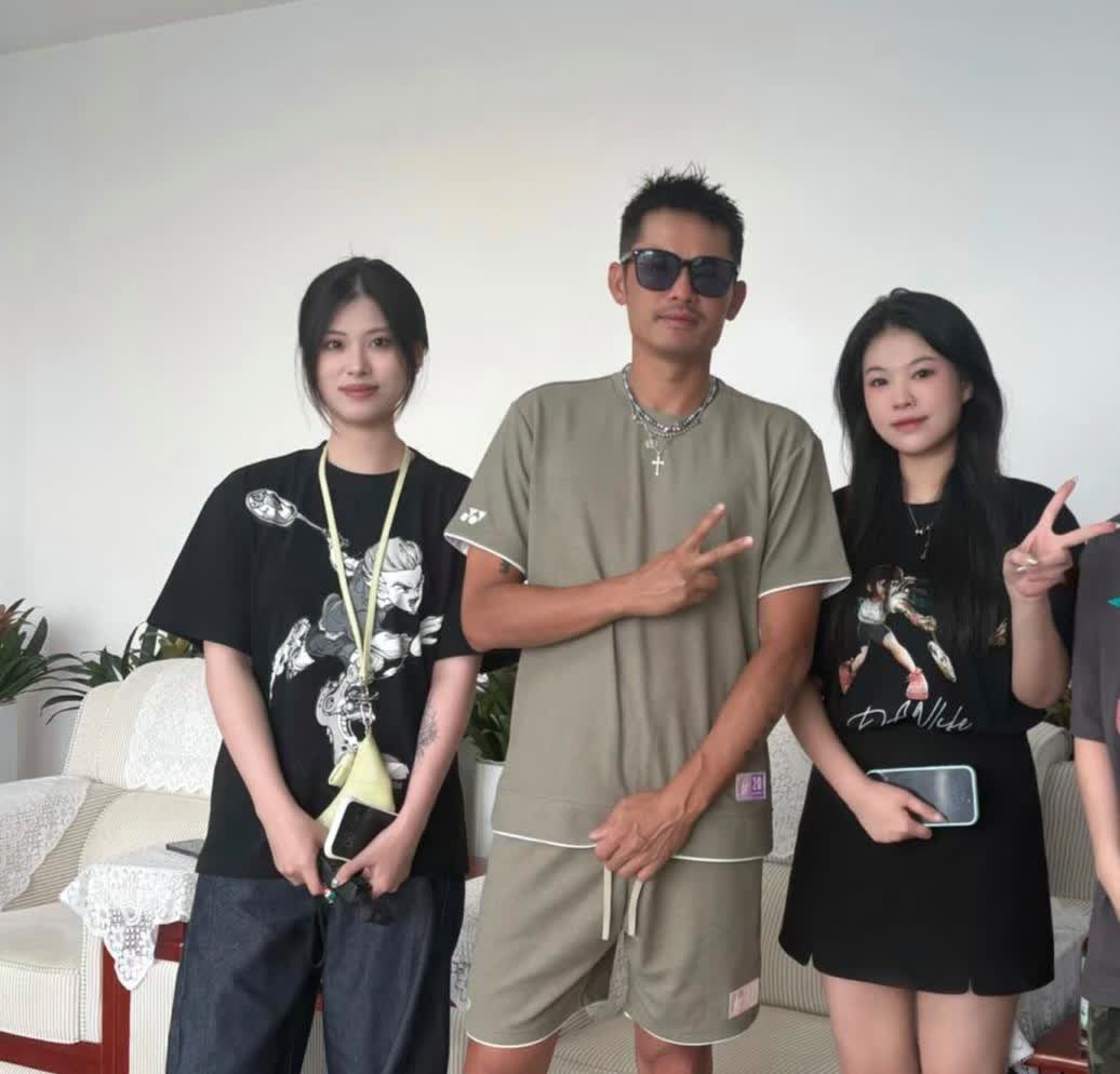 林丹在深圳被偶遇，他真的很帅，皮肤黝黑，身材很好，男性荷尔蒙爆棚，难怪谢杏芳对他
