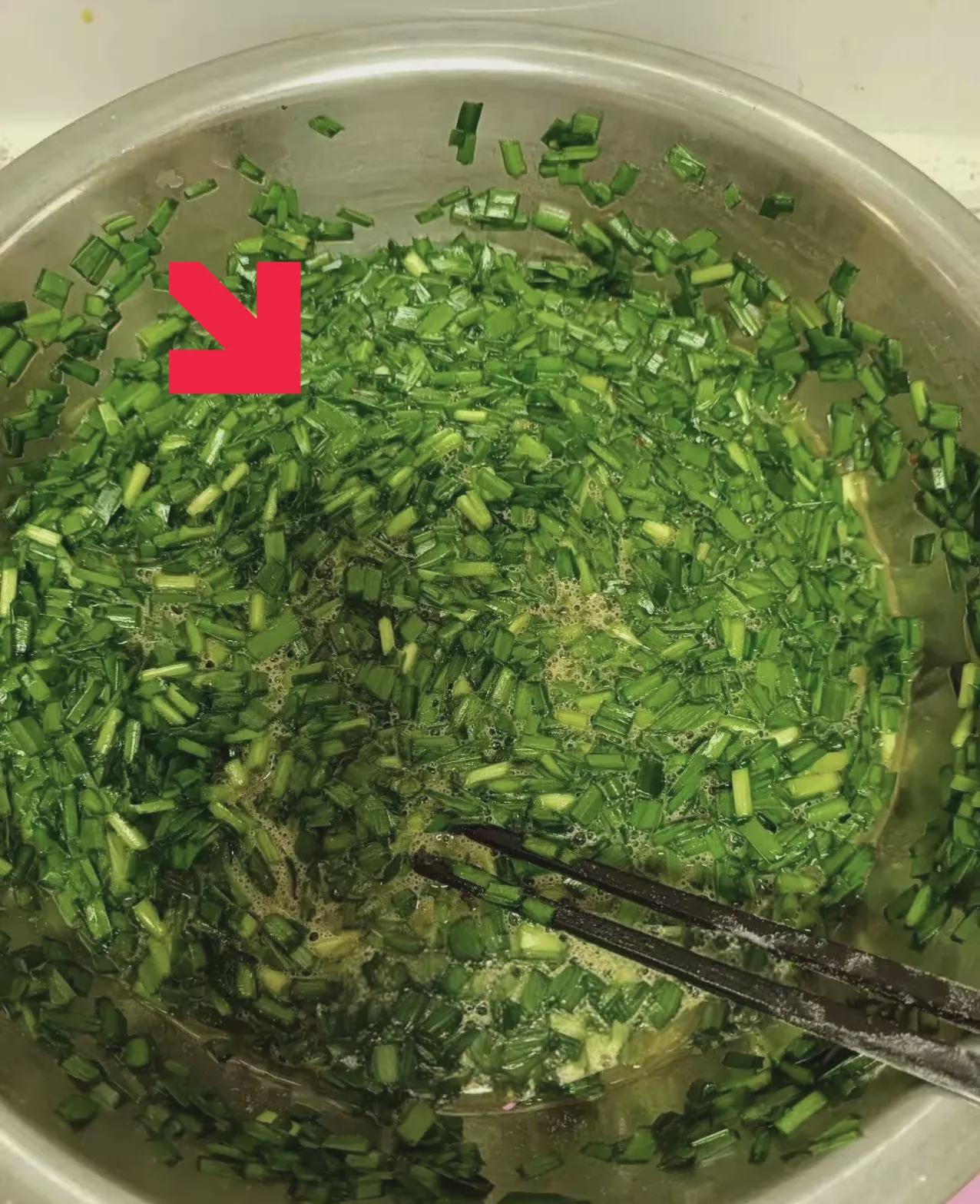 各位朋友，遇到难题了！今天孩子非要吃韭菜鸡蛋馅饺子，我图方便，直接把生鸡蛋加进韭