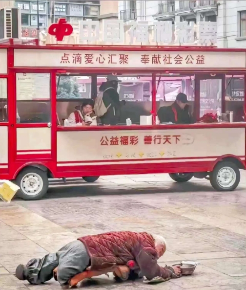 为什么他们不帮帮这个老人