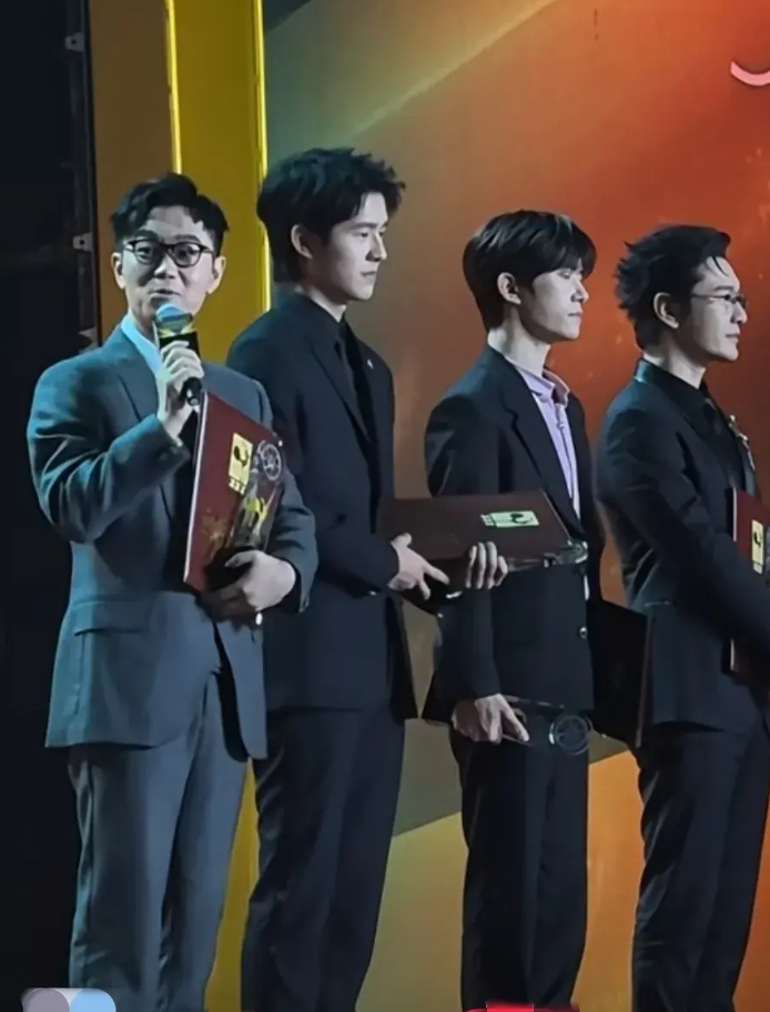 大鹏挺有小心机的，四个人一起金鸡提名，刘昊然，易烊千玺，黄晓明三个都是穿黑色西装