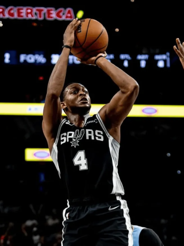 NBA常规赛，马刺114-112击败魔术。
本场比赛，马刺球员达龙-福克斯出战2