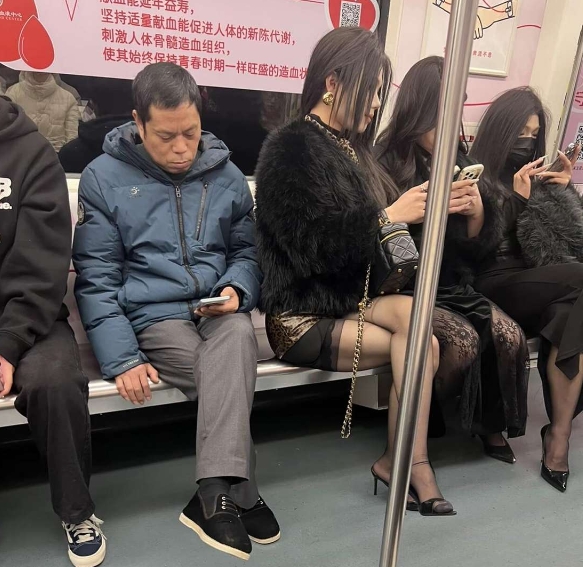 大爷战术性玩手机，好久没见过这么大的阵仗了。
