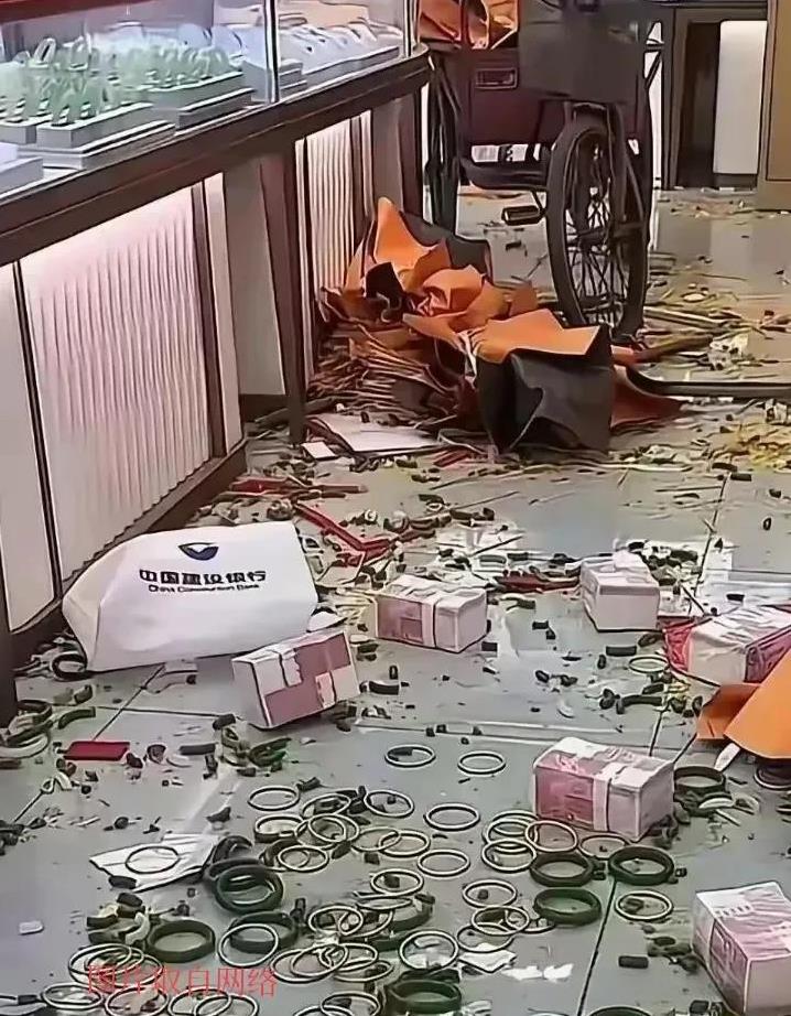 这啥情况
一地的翡翠，玉石，还有钞票！