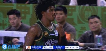 戴维斯啊戴维斯，你这抢断成功的把北京队给救活了
在南京对阵北京的第四节比赛里，北