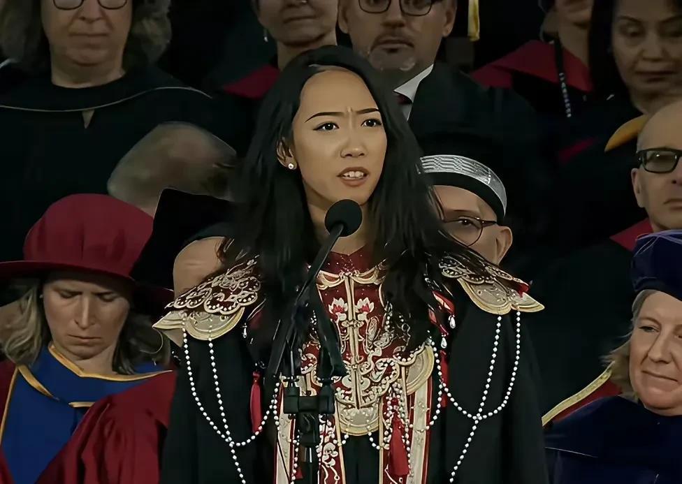 第一位站在哈佛大学毕业典礼上讲话的中国籍女孩蒋雨融，看到这个新闻真是让人激动，但