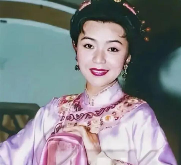 1900年，八国联军侵华，一群德国士兵闯进八大胡同，闯入了一名女子的房子，就在这
