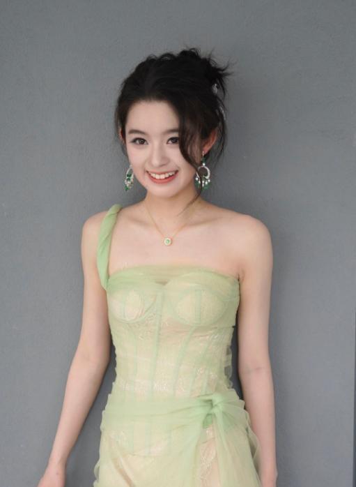 高考期间，黄小姐的父亲“跑了”！
天价耳环风波刚平息，黄爸又上演