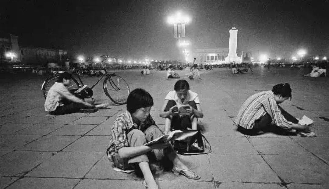 上世纪八十年代初，天安门前正在备考的青年们。