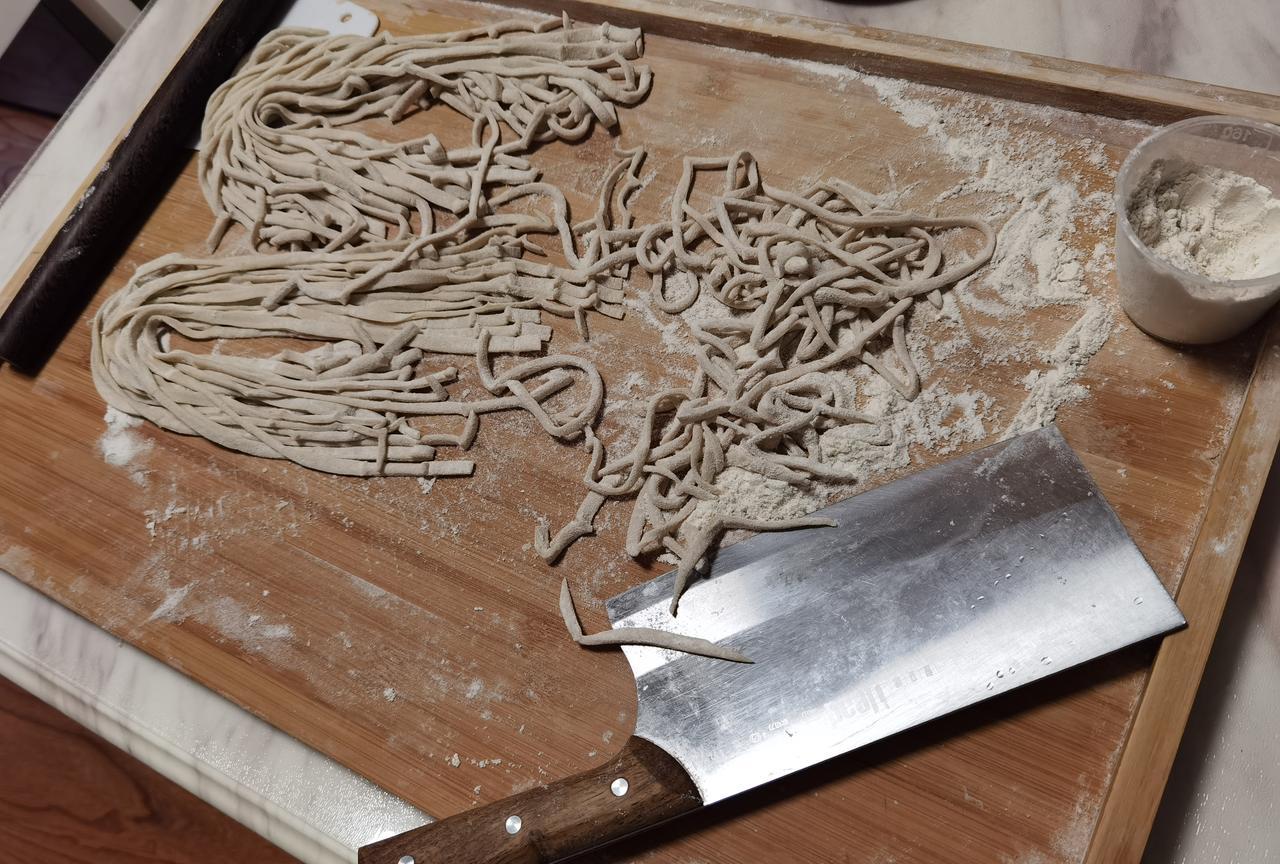 我觉得我还是挺有做饭天赋的，第一次做手擀面，老公说比买的好吃，也不知道真的假的。