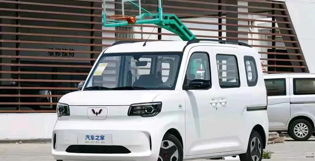 五菱之光EV，
其最大的败笔就在于定位。
这么小的车，如果主打拉货，必然没有