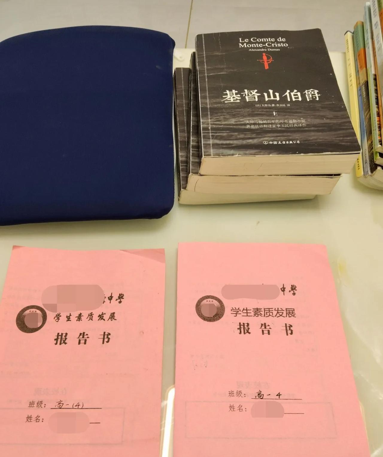 忙完赶紧来熊孩子这边看看，他已经去同学家了，他的东西都带回来了。刚复学时，说屁股