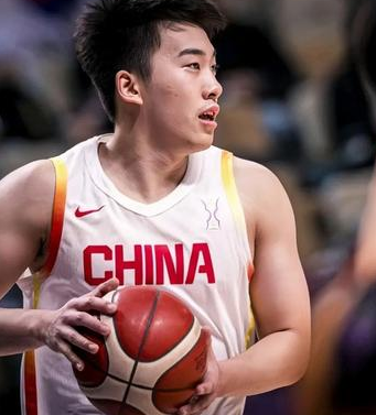 中国男篮球员王俊杰明年可能参加NBA选秀。据媒体人白晓篮透露，中国男篮球员王俊杰