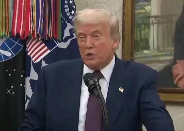 离了个大谱！美国总统特朗普在自己的社媒上宣布他将于下周五会见俄罗斯总统普京，地点