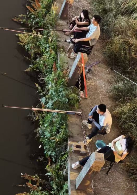 都这么晚了，还有人陪着钓鱼啊