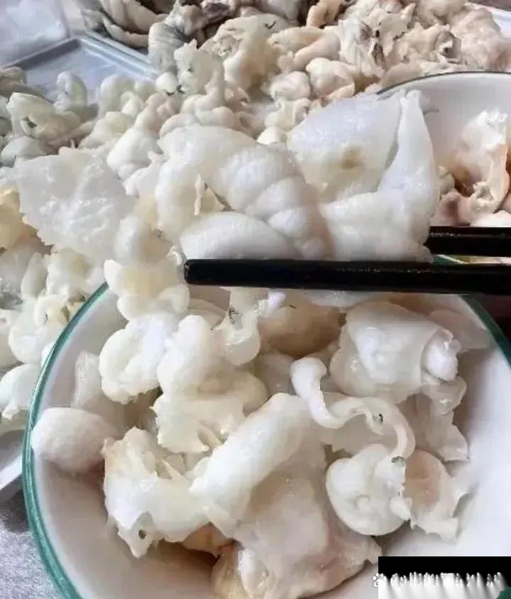 今天终于放假了，我领着孩子来到婆婆家。婆婆立马拿出了这些菜，满脸笑意地说这是特产