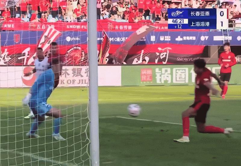 今天这半场球对于长春亚泰来说简直就是“至暗60分钟”，先是半场常规时间结束之时自