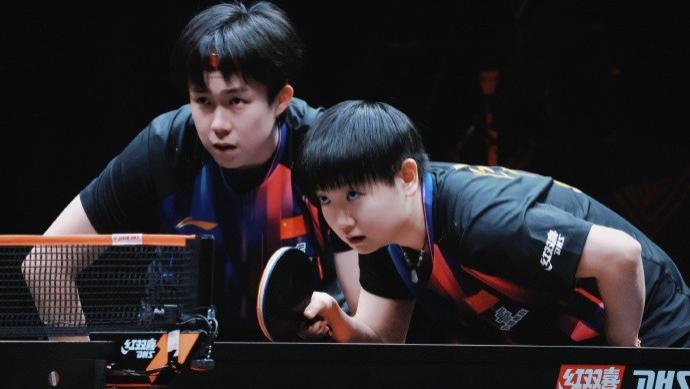 自家人！莎头组合3-2险胜黄镇廷杜凯琹，王楚钦赛后和黄镇廷有说有笑