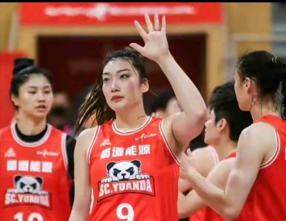 女篮两场大胜波黑女篮并不意外，因为人家来的根本不是主力，我最意外的是女篮重组之日