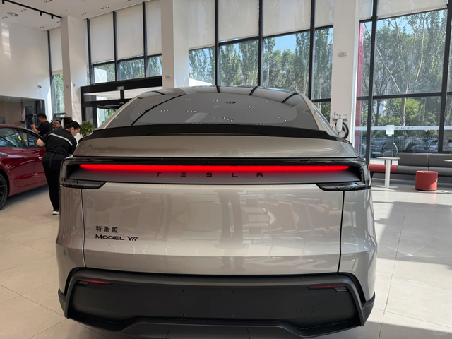 Model YL，随便聊聊我的感受
瞅了眼新款 Model YL，给大家说说直观