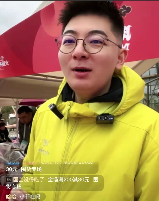 刚刚刷到麻六记的官旗在直播！今天北京有点降温啊，小哥哥冻的鼻青脸肿的[捂脸]
原