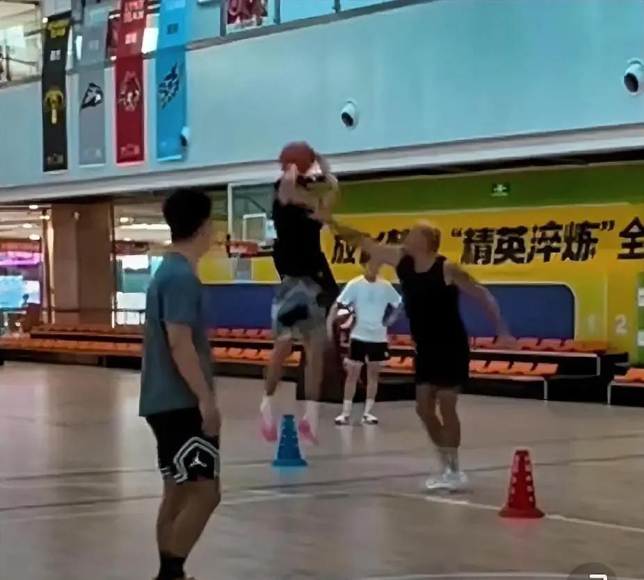中国男篮集训大名单近期出炉，留洋后卫锁定1个名额！
据篮球自媒体球圈赵探长透露，