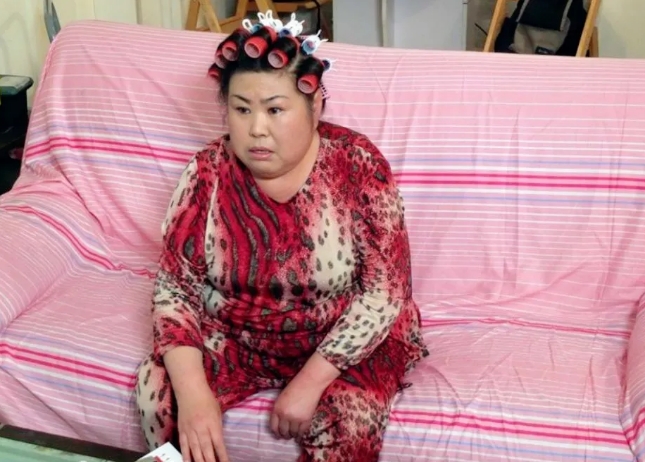 一次节目中，57岁的“富婆”董立范对主持人说：“我至今单身”

主持人赶紧问：“