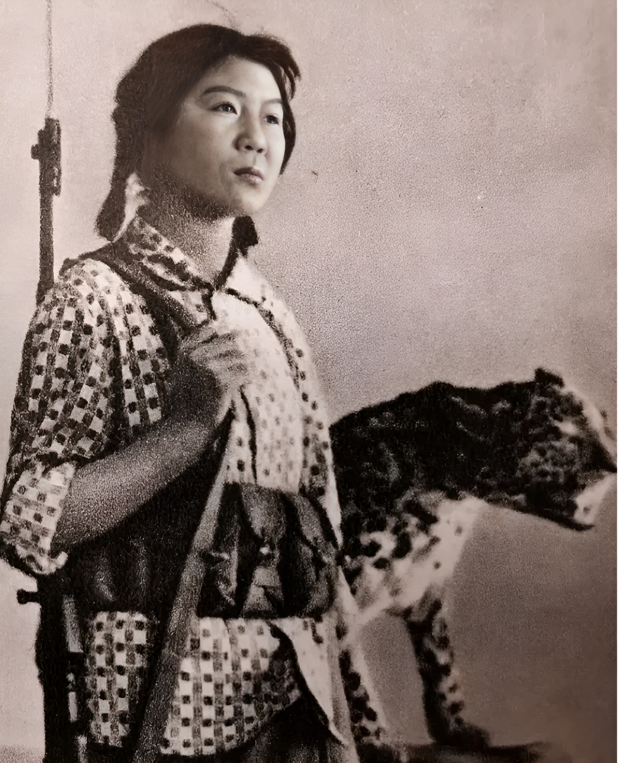 1975年神农架附近，一只金钱豹突然扑向三岁男孩，千钧一发之际，一女子一步跨在了
