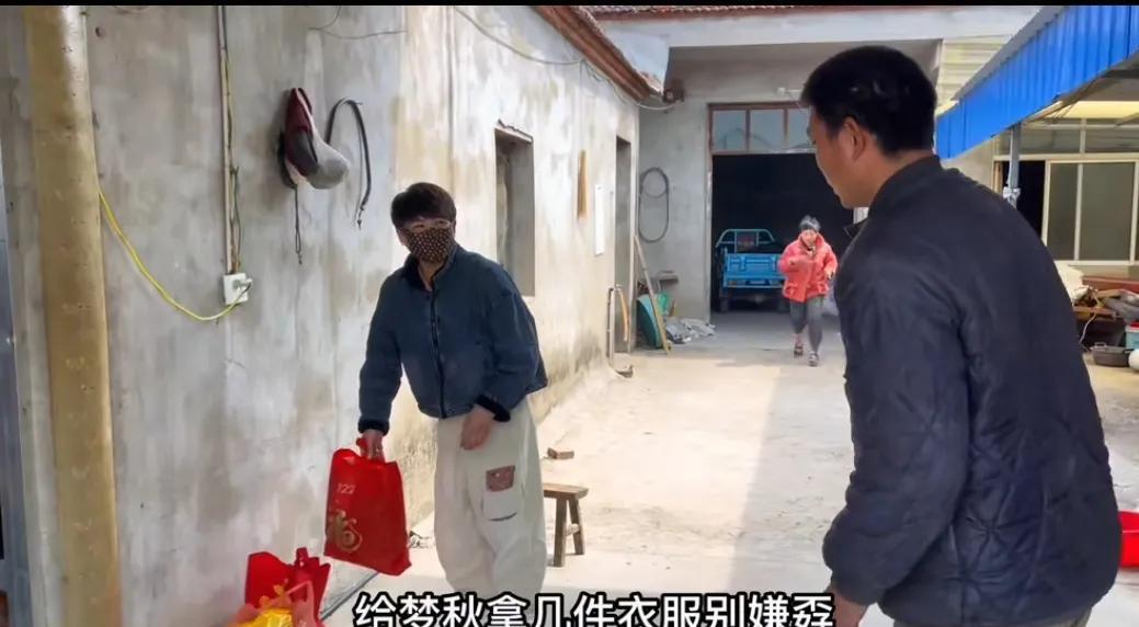 和宁宁一样同命相连的人，从小患小儿麻痹证的粉丝。
        艳姐一直看宁宁