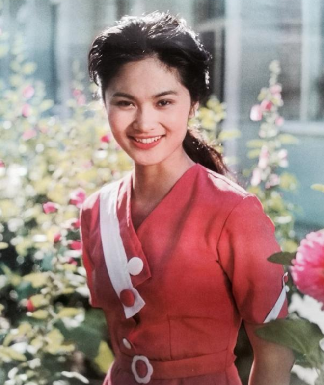 央视美女主持人韩月乔，曾嫁给副国级干部儿子，离婚后坚持搞艺术！
提及韩月乔，人们