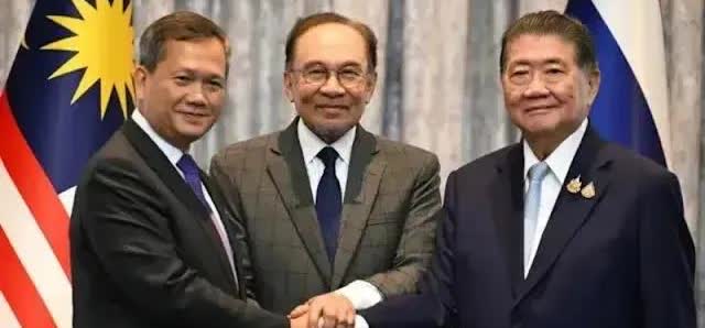 柬埔寨首相洪玛奈笑到了最后，据报道，泰国和柬埔寨方面同意停火，停火协议午夜生效。
