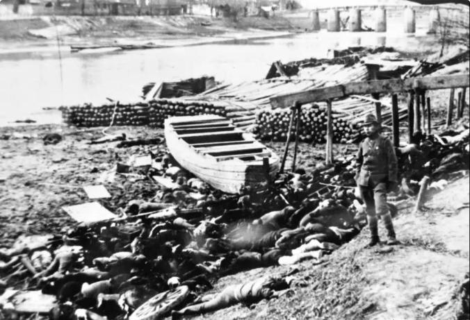 1937年，南京，七八名被剥光上衣的青年跪成一排。2个日兵用刺 刀疯狂戳杀。突然