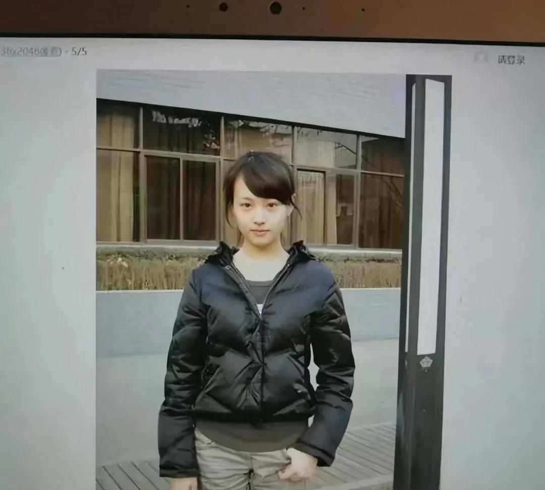郑爽最初的长相，
真的雨打梨花，
娇俏清纯，
纯白茉莉花款，
可惜了，
什么时候
