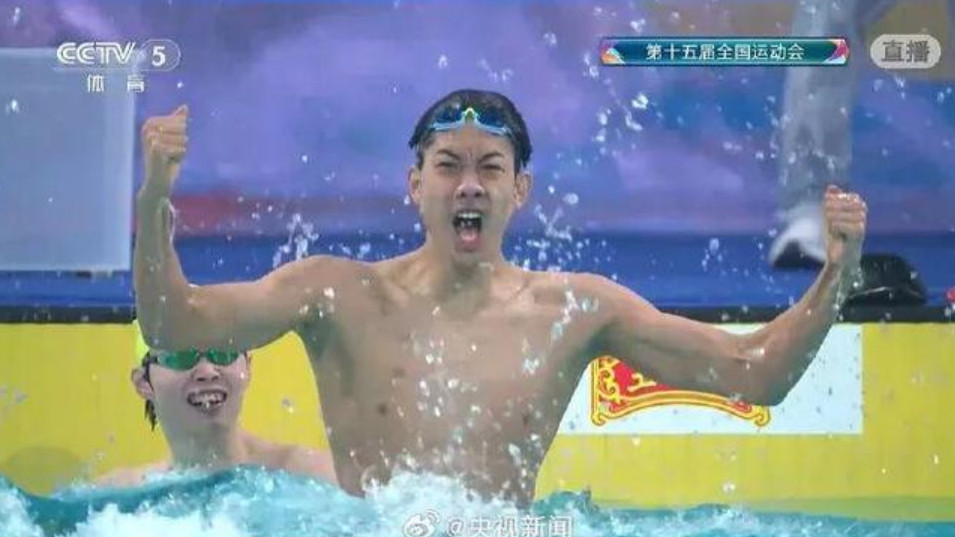 18岁天才震撼泳坛！张展硕破世界青年纪录夺金，孙杨含泪见证传承